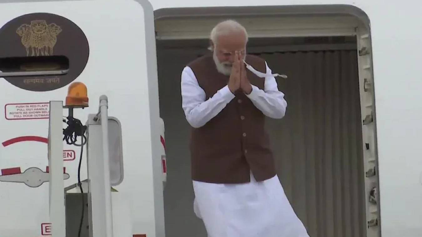 दुनिया को 'पांच मंत्र' देकर पीएम मोदी पहुंचे देश 