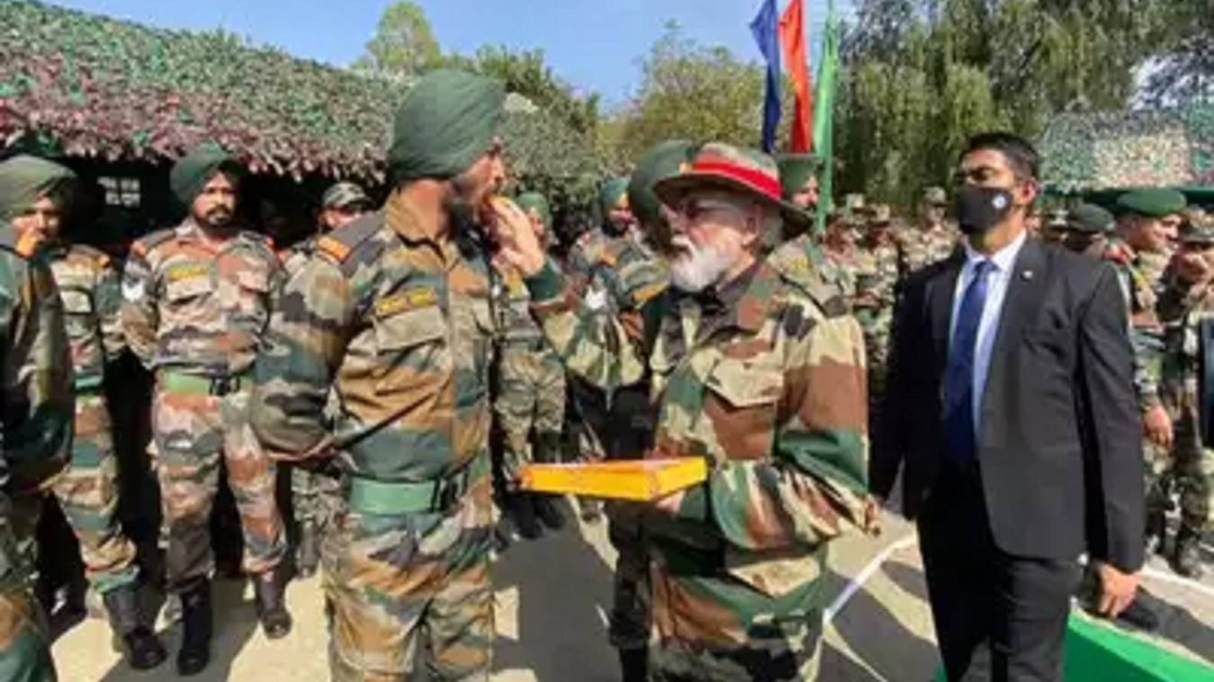 जम्मू-कश्मीर में प्रधानमंत्री ने फौजियों संग मनाई दिवाली,  कहा- सेना ही मेरा परिवार, नौशेरा के शेरों के साहस को नमन