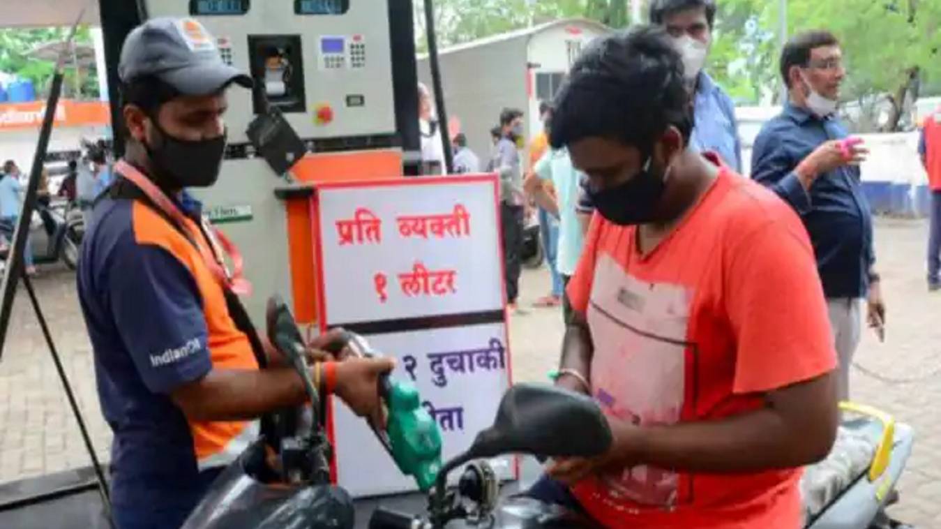 दिवाली पर जनता को तोहफा, एक झटके में 5 रुपए सस्ता हुआ पेट्रोल