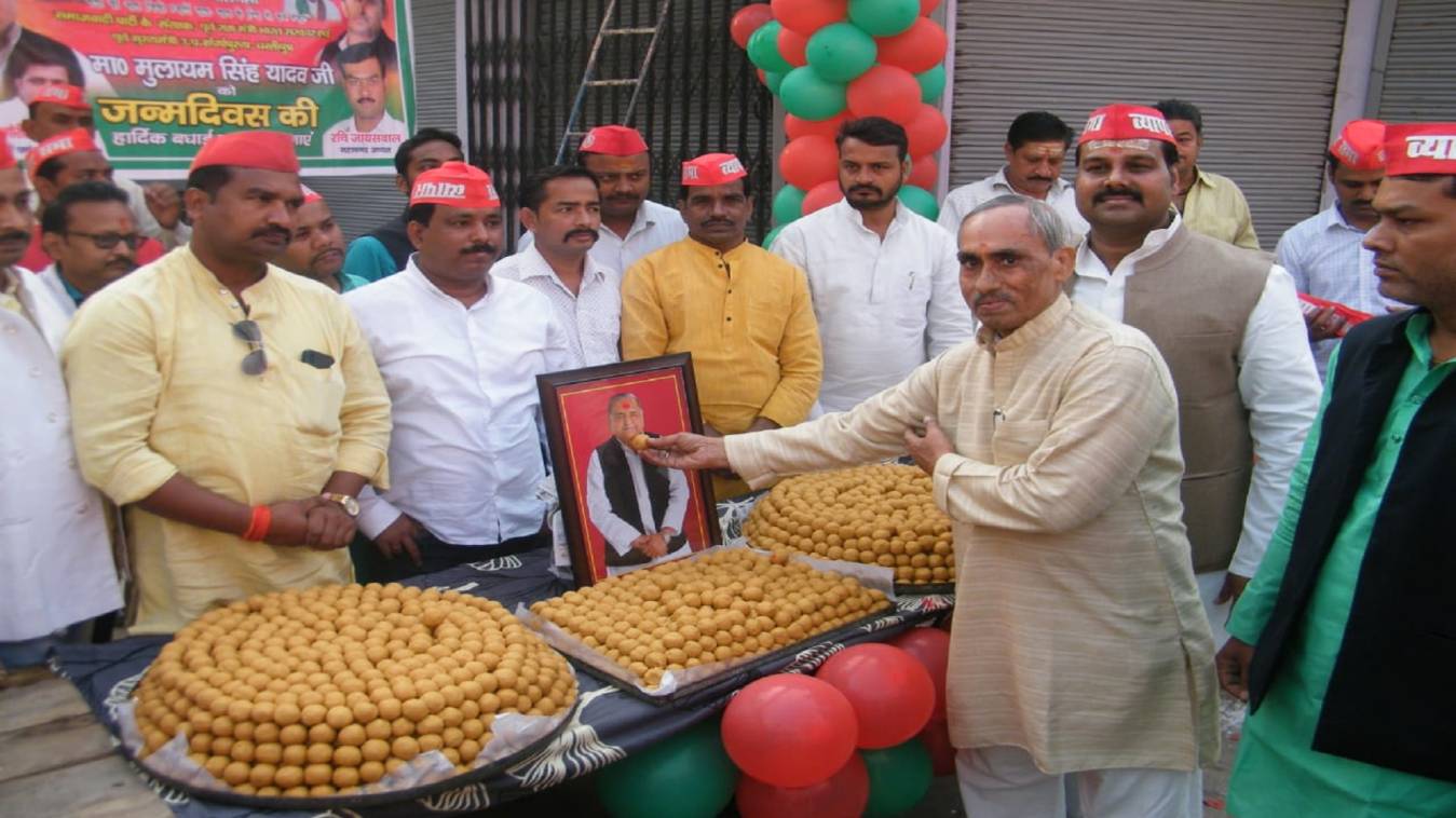 व्यापारियों ने धूमधाम से मनाया नेता जी का 83 वां जन्मदिन