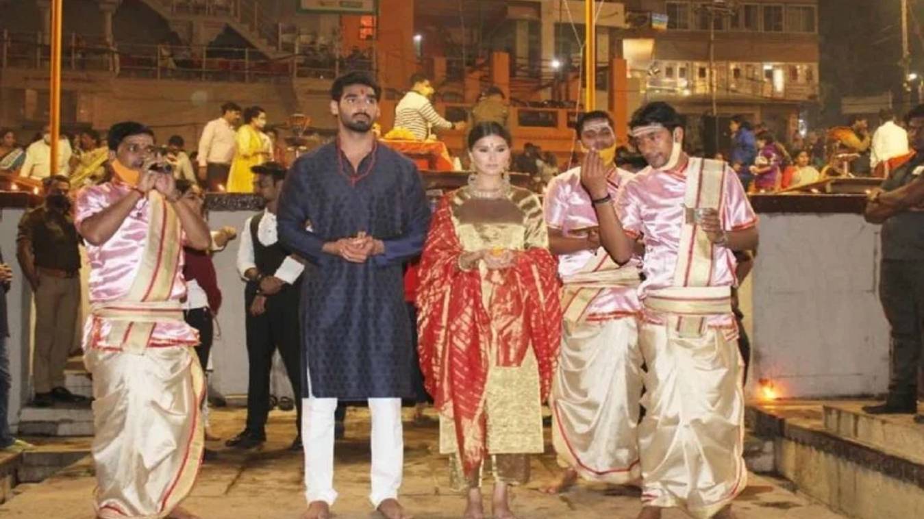 अहान शेट्टी और अभिनेत्री तारा सुतारिया पहुंची काशी