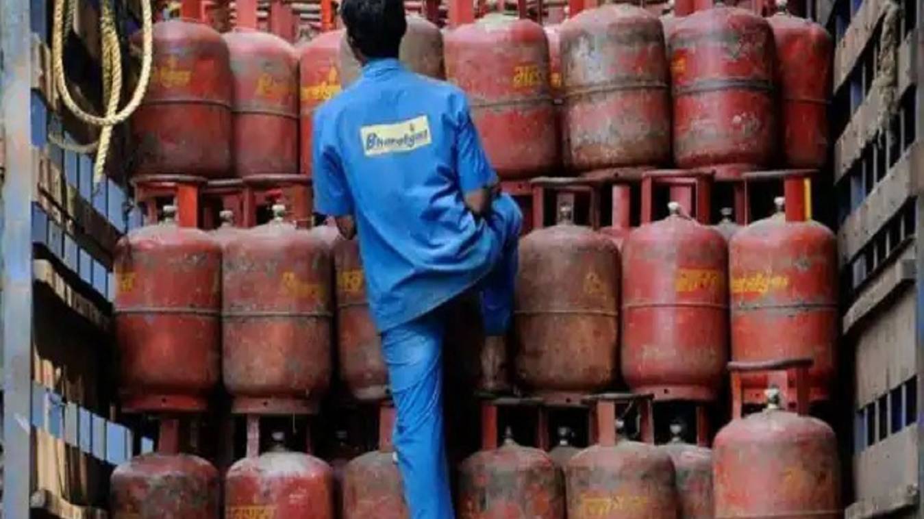 दिसंबर से सस्ता हो सकता है एलपीजी सिलेंडर और पेट्रोल-डीजल के दाम 