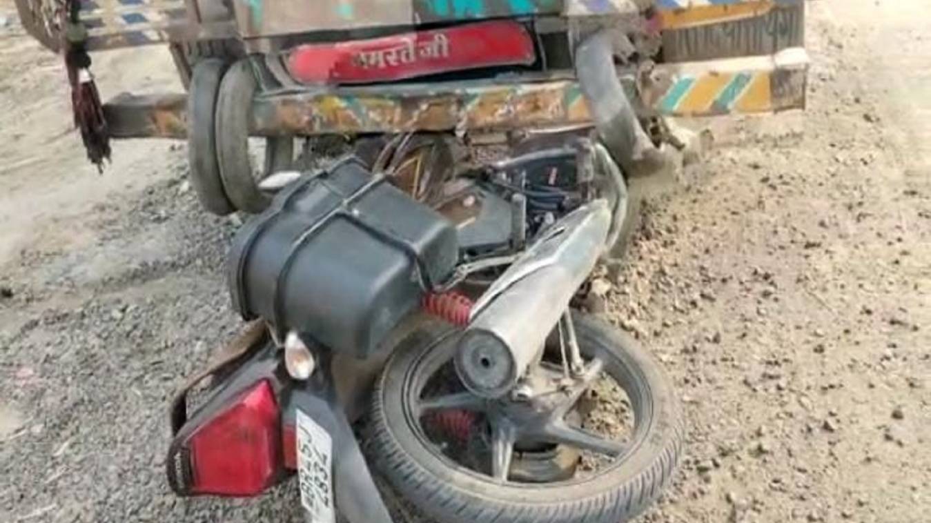 अनियंत्रित होकर दो बाइक सवार ट्रक में घुसे, हालत गंभीर