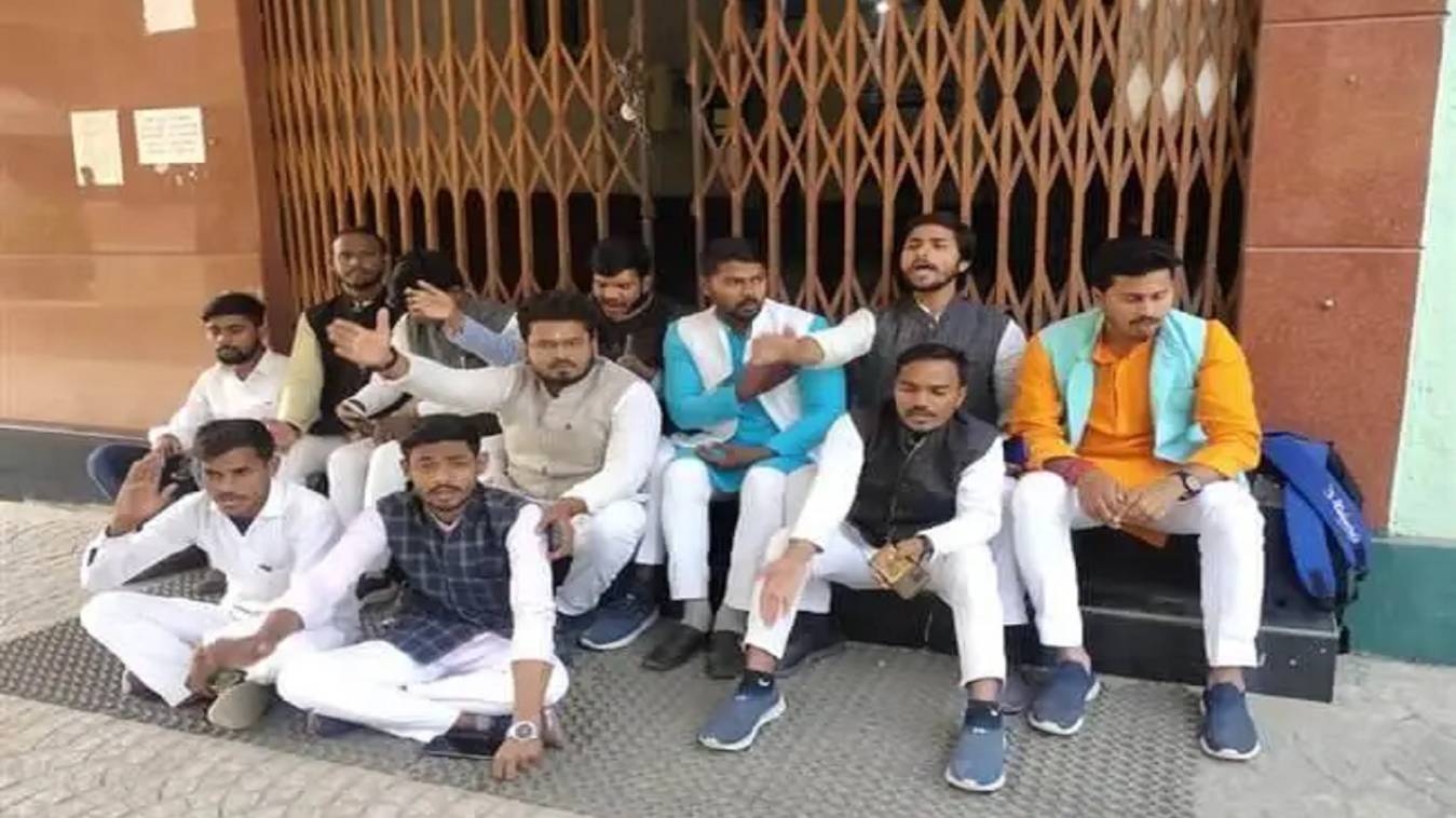 चुनाव तिथियों के लिए छात्रनेताओं ने दिया धरना