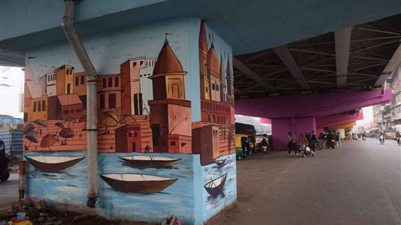 सतरंगी हो रहा चौकाघाट फ्लाइओवर