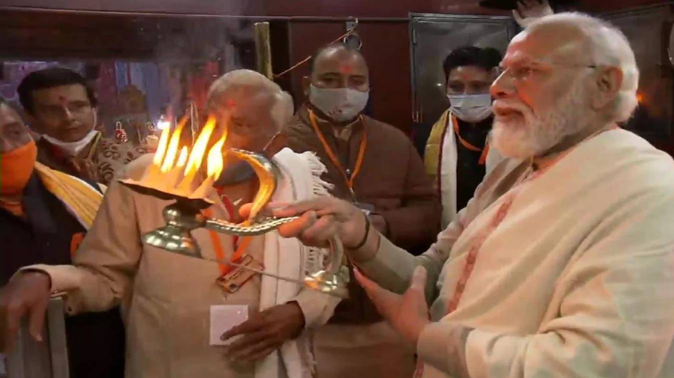 वाराणसी पहुंचे पीएम मोदी,काशी के कोतवाल की आरती 