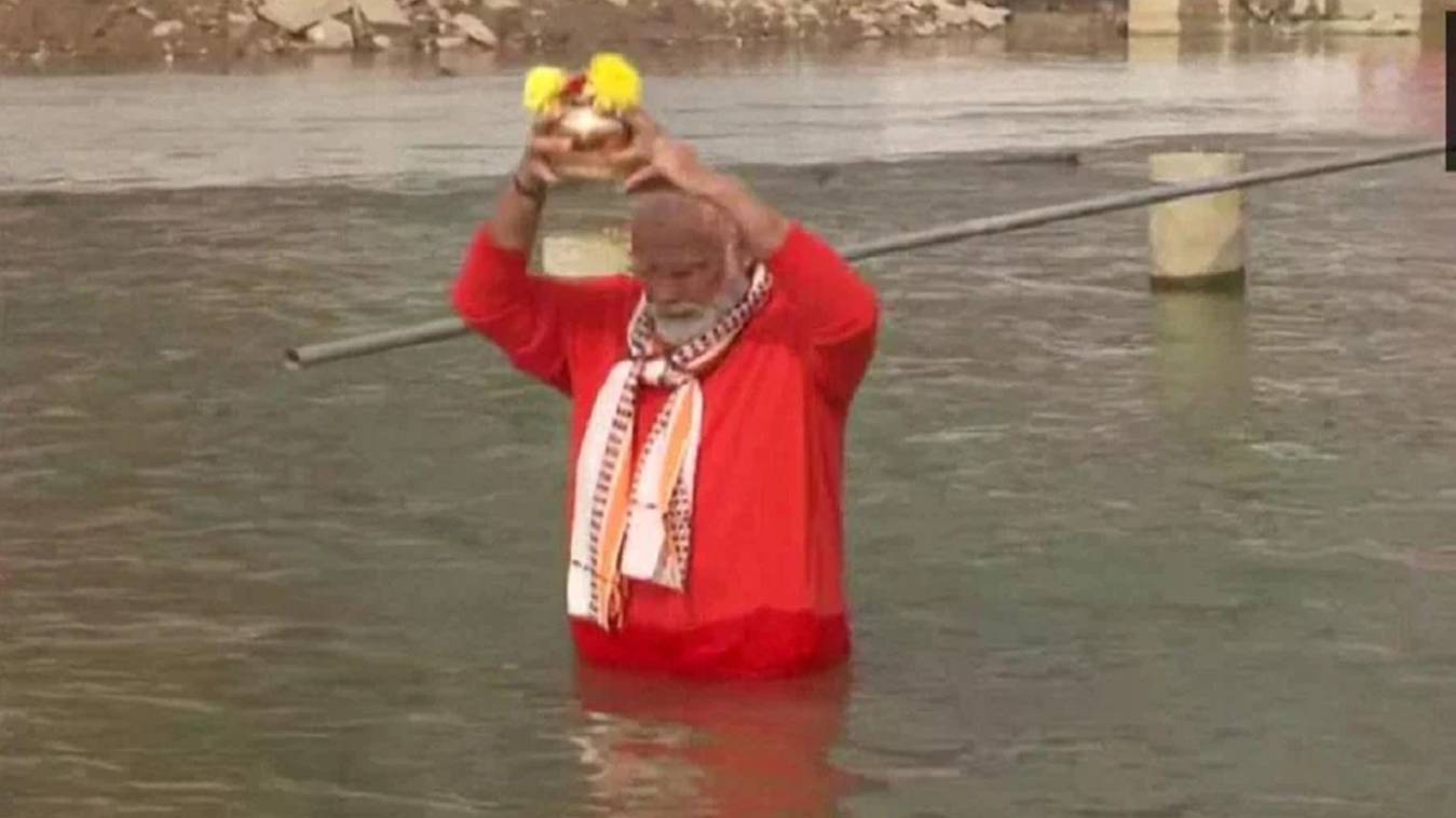 पीएम ने गंगा में लगाई डुबकी, जल लेकर काशी विश्वनाथ धाम की ओर चले
