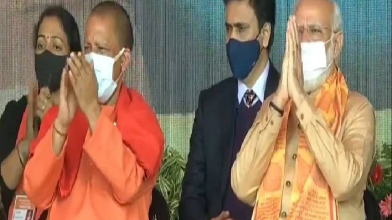 पीएम मोदी ने प्रयागराज में प्रदेश की महिलाओं को दी लाखों की सौगात, कहा-यूपी को कोई अंधेरे में नहीं धकेल सकता, हमारा यूपी आगे बढ़ेगा 