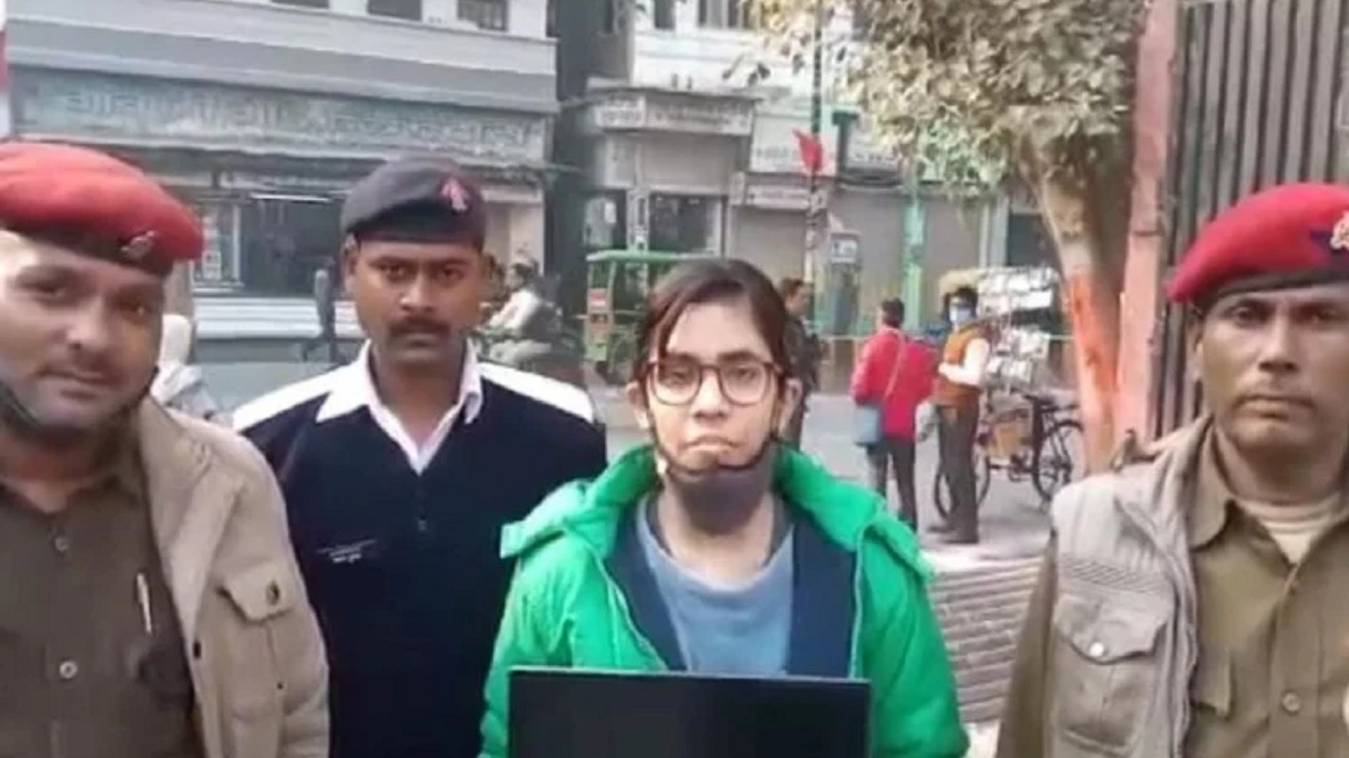 खोया लैपटॉप मिलने पर किशोरी ने वाराणसी पुलिस का किया धन्यवाद 