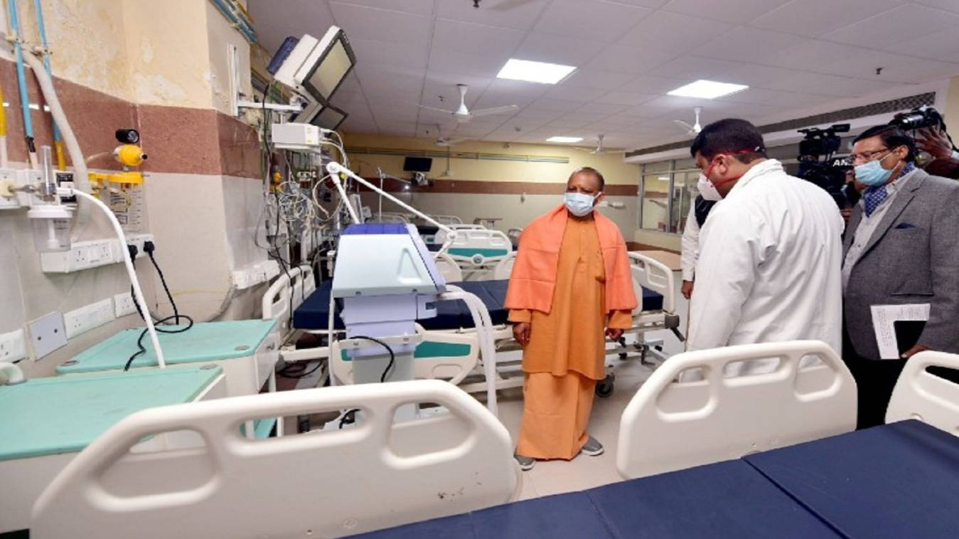 सीएम योगी ने लखनऊ के कोविड अस्पताल की स्वास्थ्य सेवाओं का किया निरक्षण