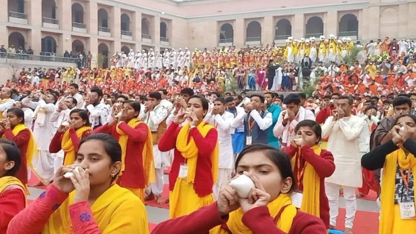 वाराणसी में नववर्ष पर अनोखा आयोजन, 1001 शंखों की ध्वनि से गूंजी काशी विश्वनाथ धाम, बना विश्व रिकॉर्ड