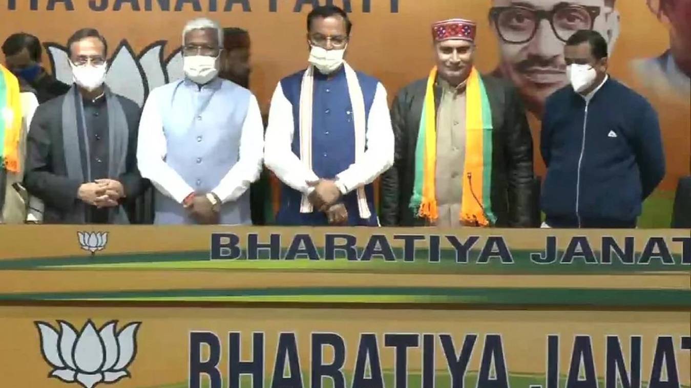 UP assembly elections 2022 : चुनाव से पहले कांग्रेस-सपा को बड़ा झटका, दो विधायक एक पूर्व एमएलए पार्टी में शामिल