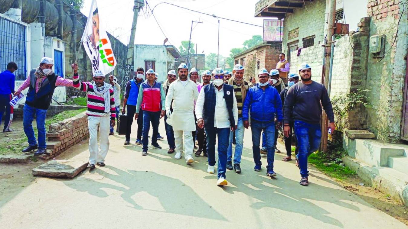  वाराणसी: जनहित के मुद्दों को लेकर शहर दक्षिणी में जन संपर्क अभियान चला रहे आप प्रत्याशी अजीत सिंह
