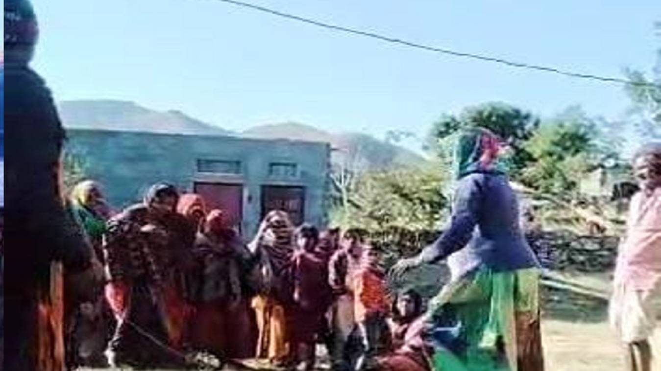 पंचो के फैसले पर पति-पत्नी को गांव में सरेआम 2 घंटे लाठी-डंडों पीटते रहे लोग, जाने पूरा मामला 