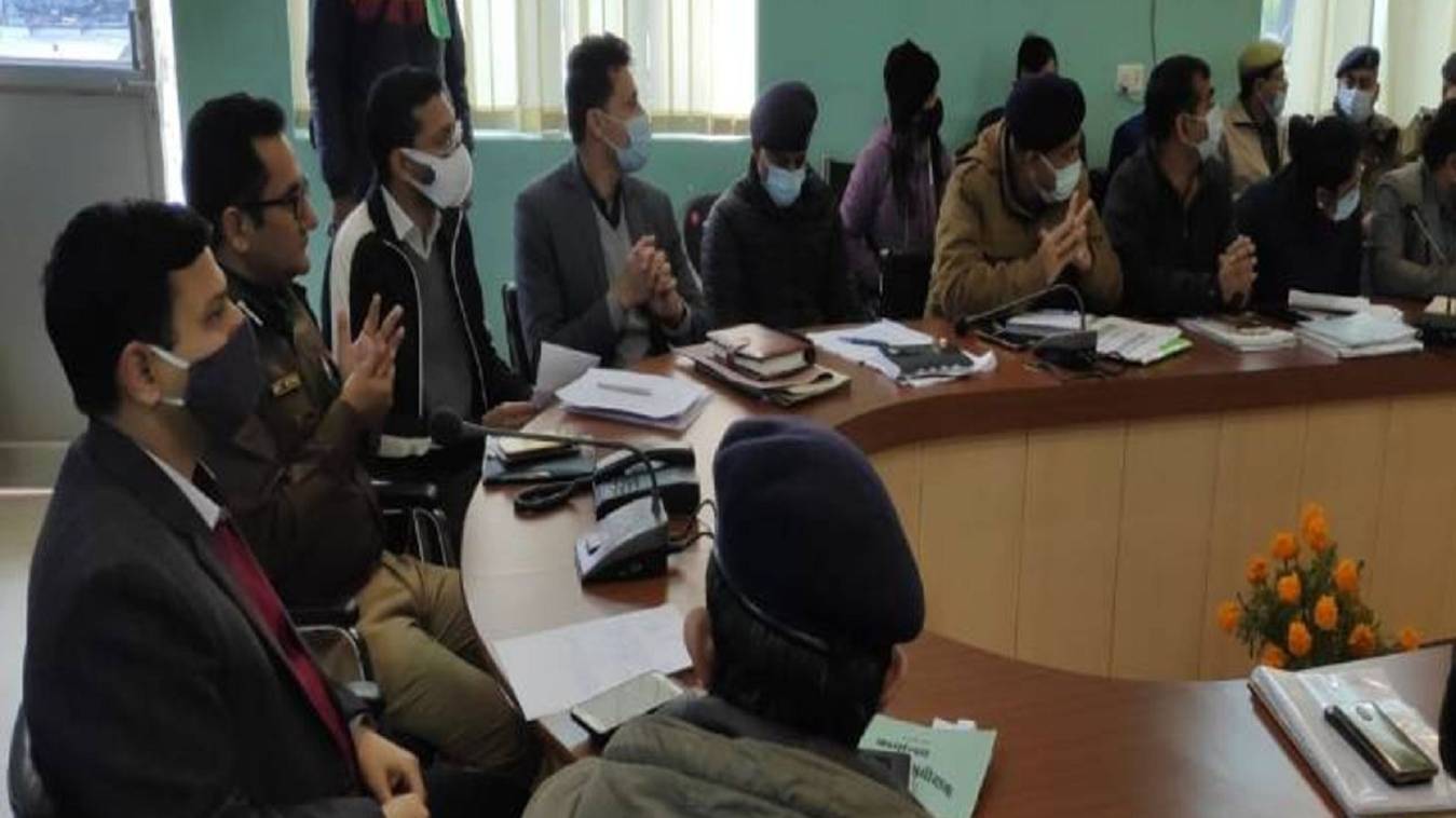 डीएम ने जिला आबकारी अधिकारी को लगाई फटकार,शराब के खिलाफ अबतक कोई कार्रवाई न होने पर जताई नाराजगी 