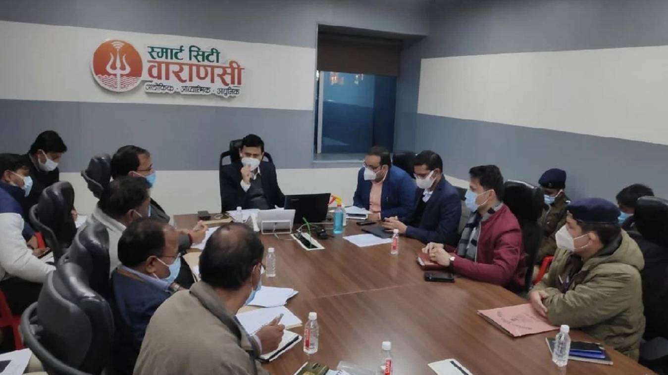 वाराणसी के डीएम ने बुलाई बैठक, कहा नाइट कर्फ्यू में बिना मेडिकल कारण के निकले तो होगी कार्रवाई