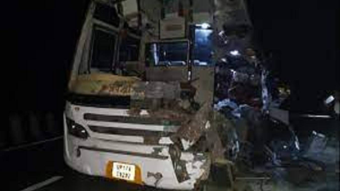 कन्नौज में ट्रक में टकराई बरातियों से भरी बस, तीन की मौत और आठ घायल 