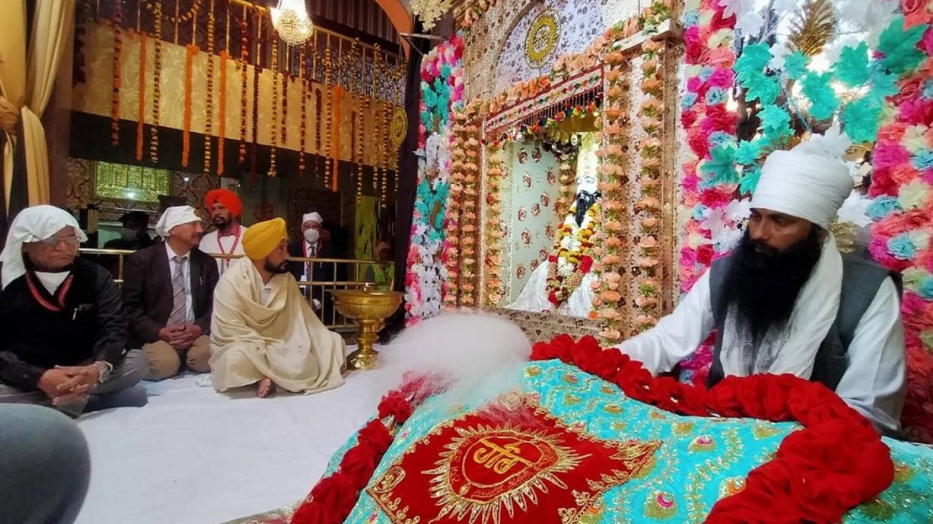 आज वाराणसी  में सियासी दिग्गजों का जमावड़ा: यूपी और पंजाब के सीएम के बाद प्रियंका-राहुल भी पहुंचे सीरगोवर्धन,संत जन्मस्थली पर टेका मत्था