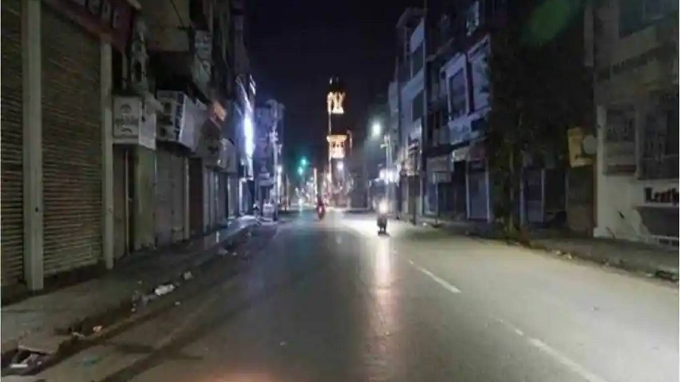 यूपी में नाइट कर्फ्यू खत्म: राज्य में कोरोना से जुड़ीं सभी पाबंदियां हटीं, दुकानें खुलने की बंदिशें समाप्त