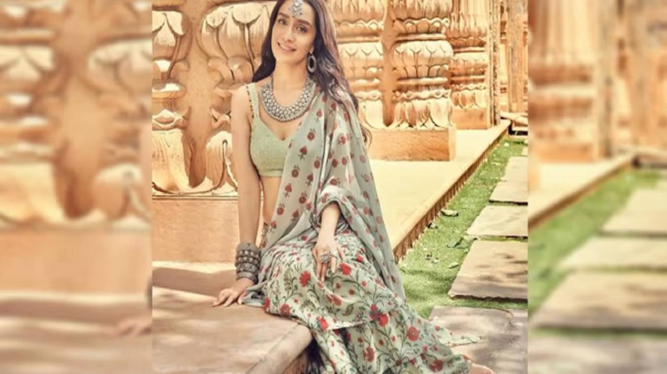 श्रद्धा कपूर ने ग्रीन रफल साड़ी में लगीं खूबसूरत बला, शेयर की तस्वीरें 