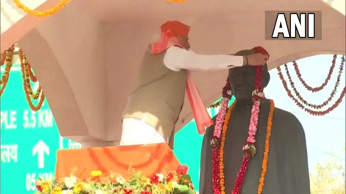 प्रधानमंत्री नरेंद्र मोदी ने सरदार पटेल की मूर्ति पर किया माल्यार्पण, पीएम के काशी रोड शो में उमड़ा जन सैलाब