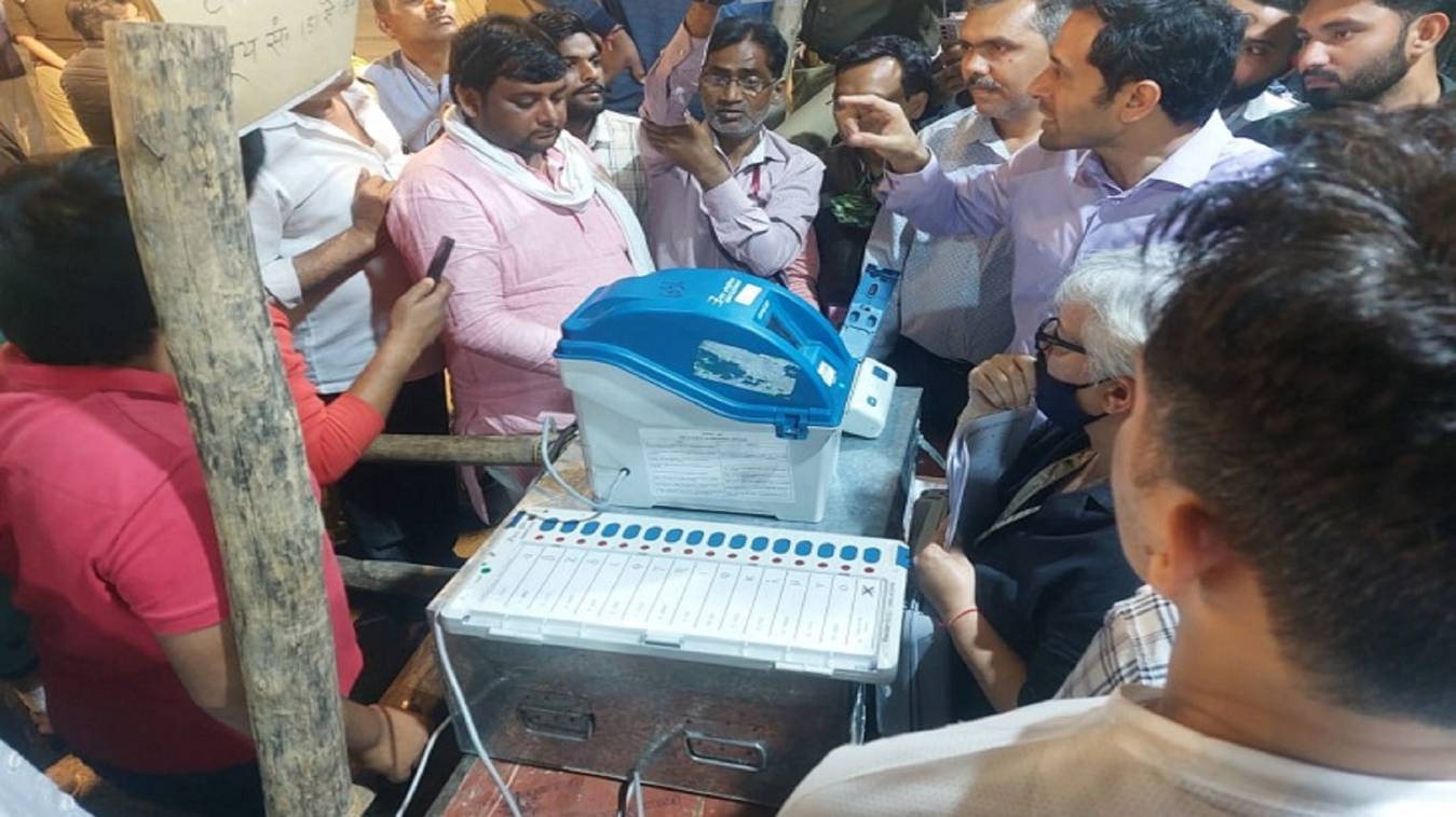 जानिए क्या है?- EVM बदलने का मामला...