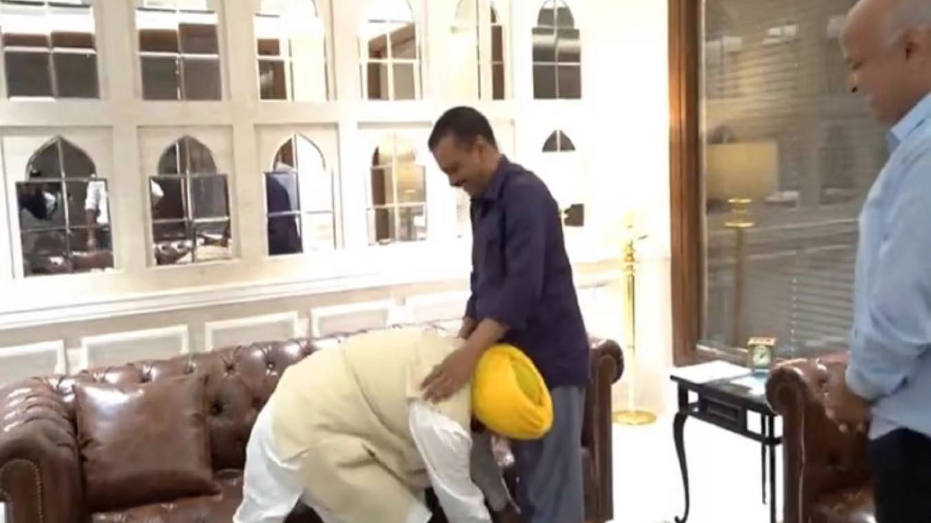 प्रचंड जीत के बाद सीएम केजरीवाल से मिलने दिल्ली पहुंचे भगवंत मान,पहले छूए पैर फिर दी 'टाइट झप्पी'