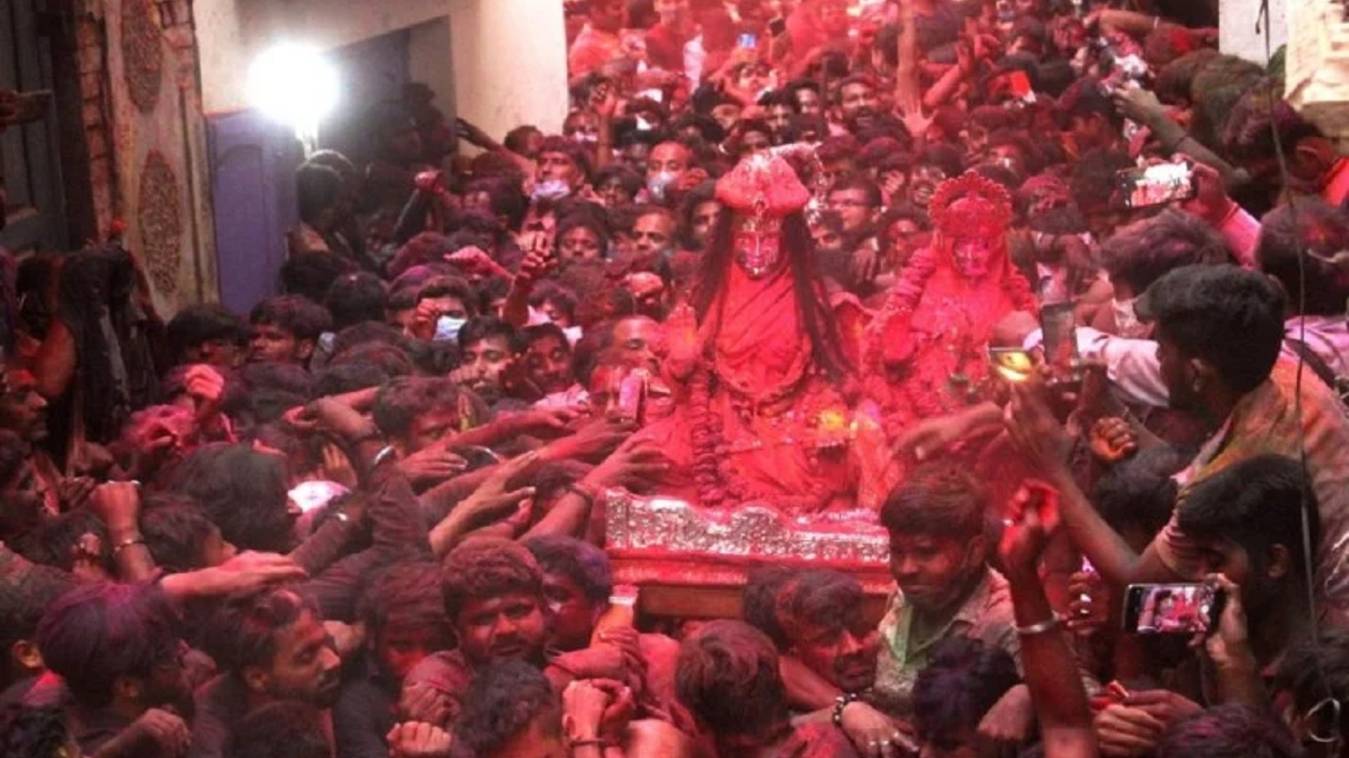 अबीर गुलाल संग हर हर महादेव के उद्घोष से निहाल हुई काशी