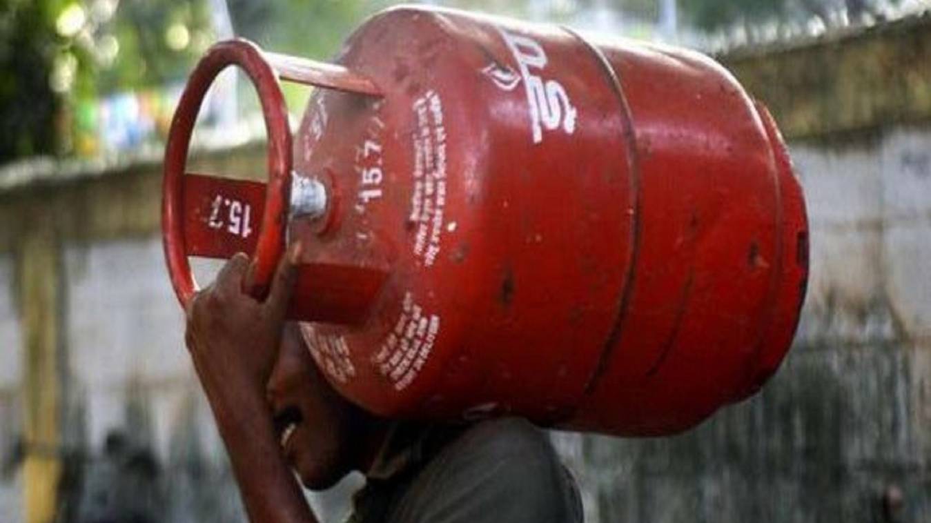 पेट्रोल-डीजल के बाद LPG के भी बढ़े  दाम, जानिए गैस सिलेंडर के नए रेट 