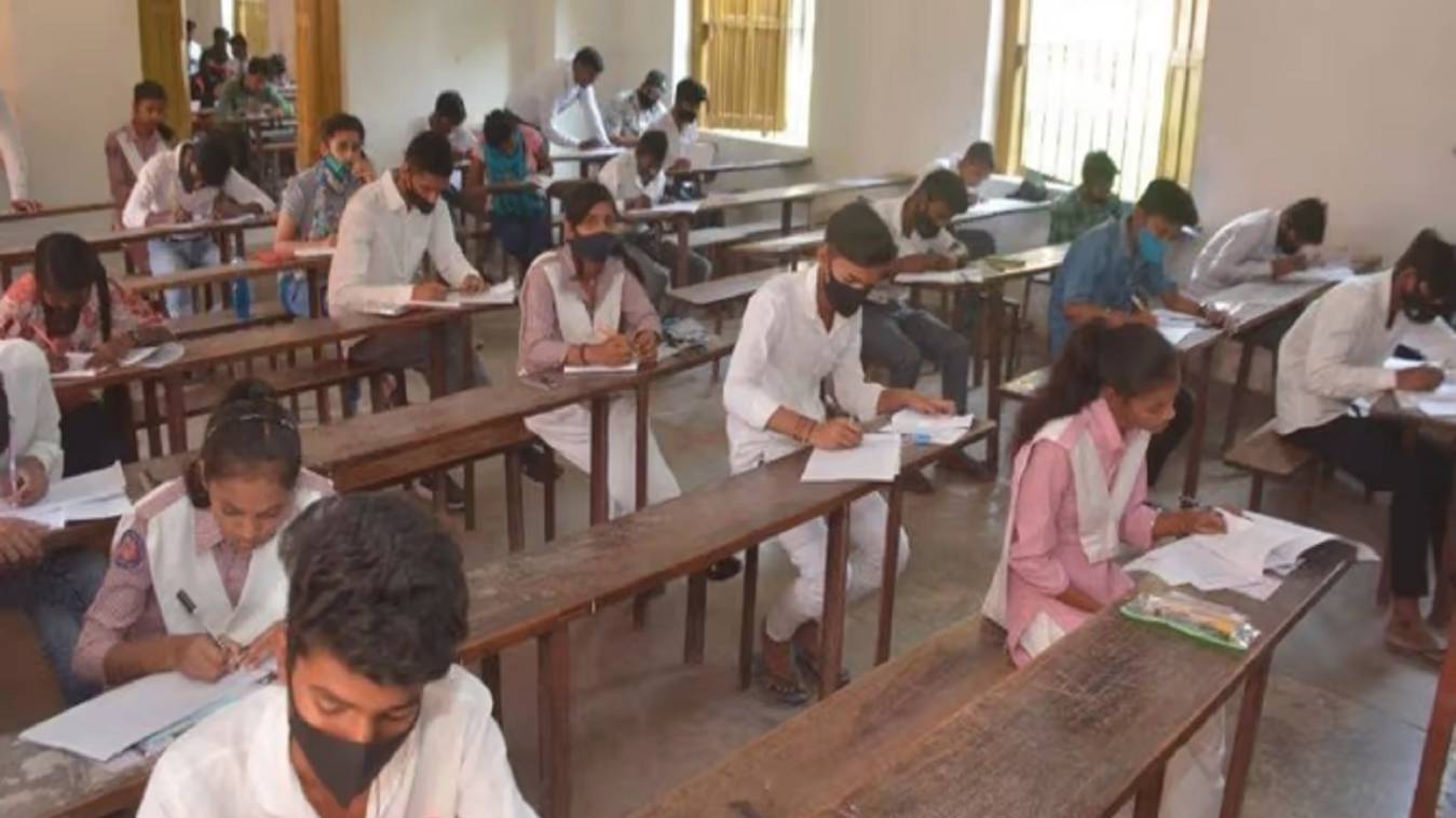 वाराणसी में 131 केंद्रों पर हो रही यूपी बोर्ड परीक्षा, परीक्षार्थियों को सुरक्षा और जांच के बाद ही दिया गया प्रवेश 