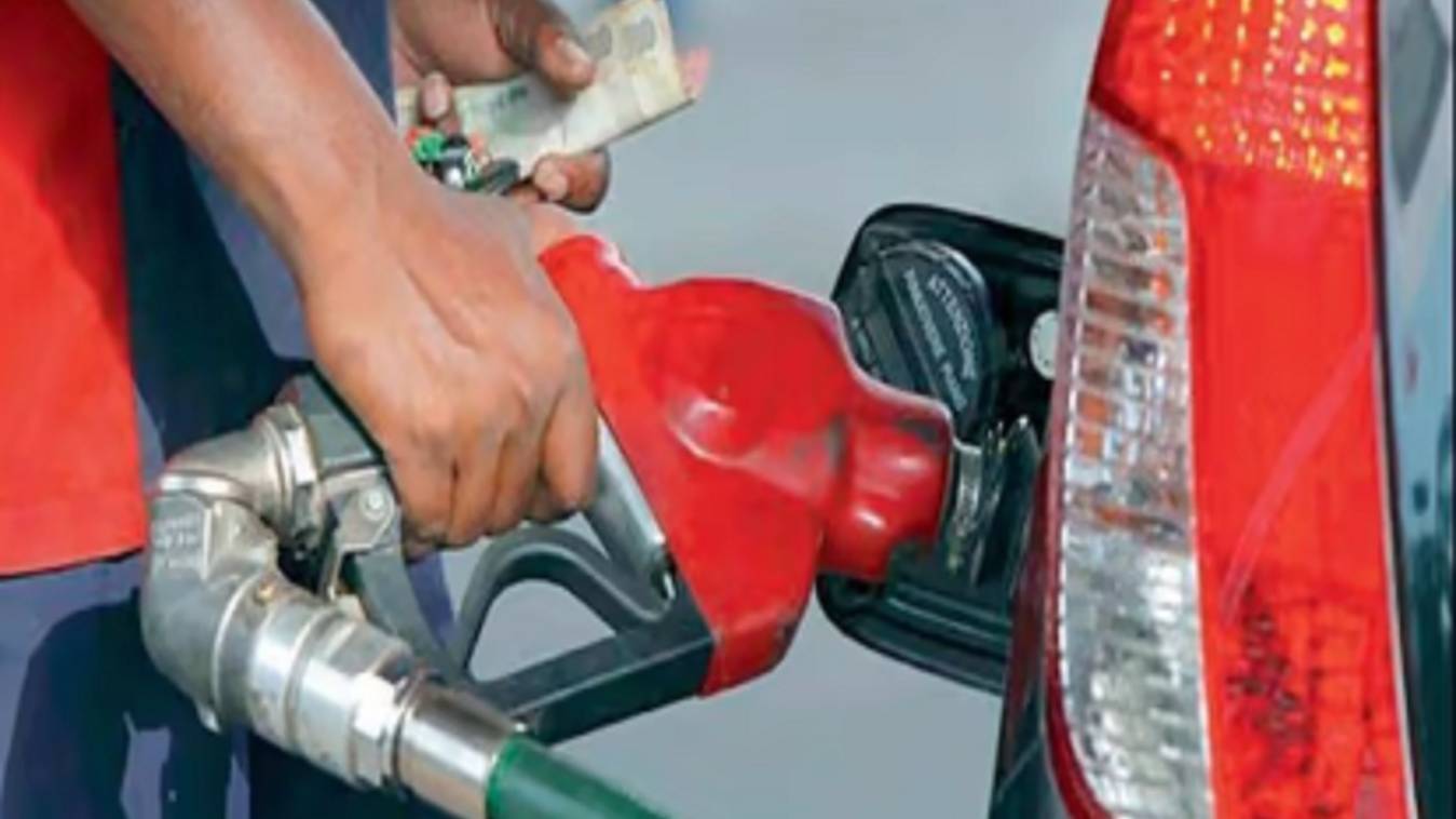 वाराणसी में पेट्रोल की कीमतें 100 रुपये के पार, बढ़ते कीमतों से आम जनता परेशान 