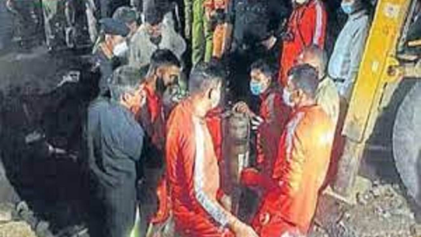  केबल की मरम्मत करने उतरे मजदूरों को मौत, जहरीली गैस में घुटा दम