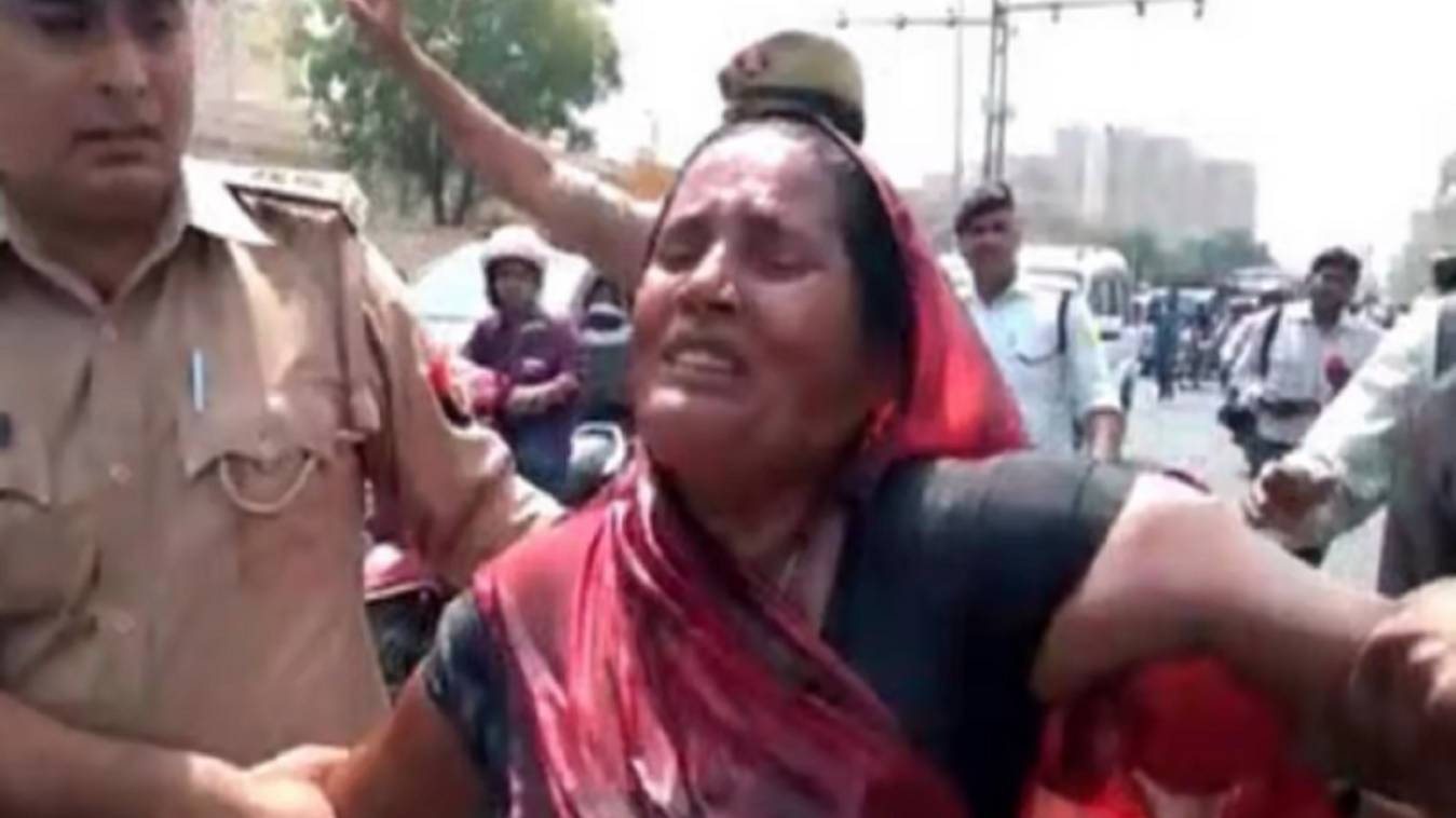 लखनऊ में भाजपा कार्यालय के बाहर महिला ने किया आत्मदाह का प्रयास