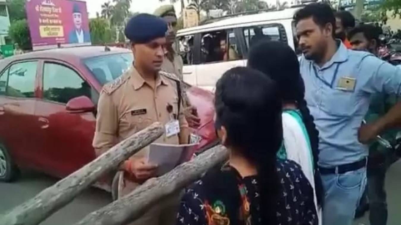 योगी से मिलने पहुंची महिला, पुलिस ने रोका