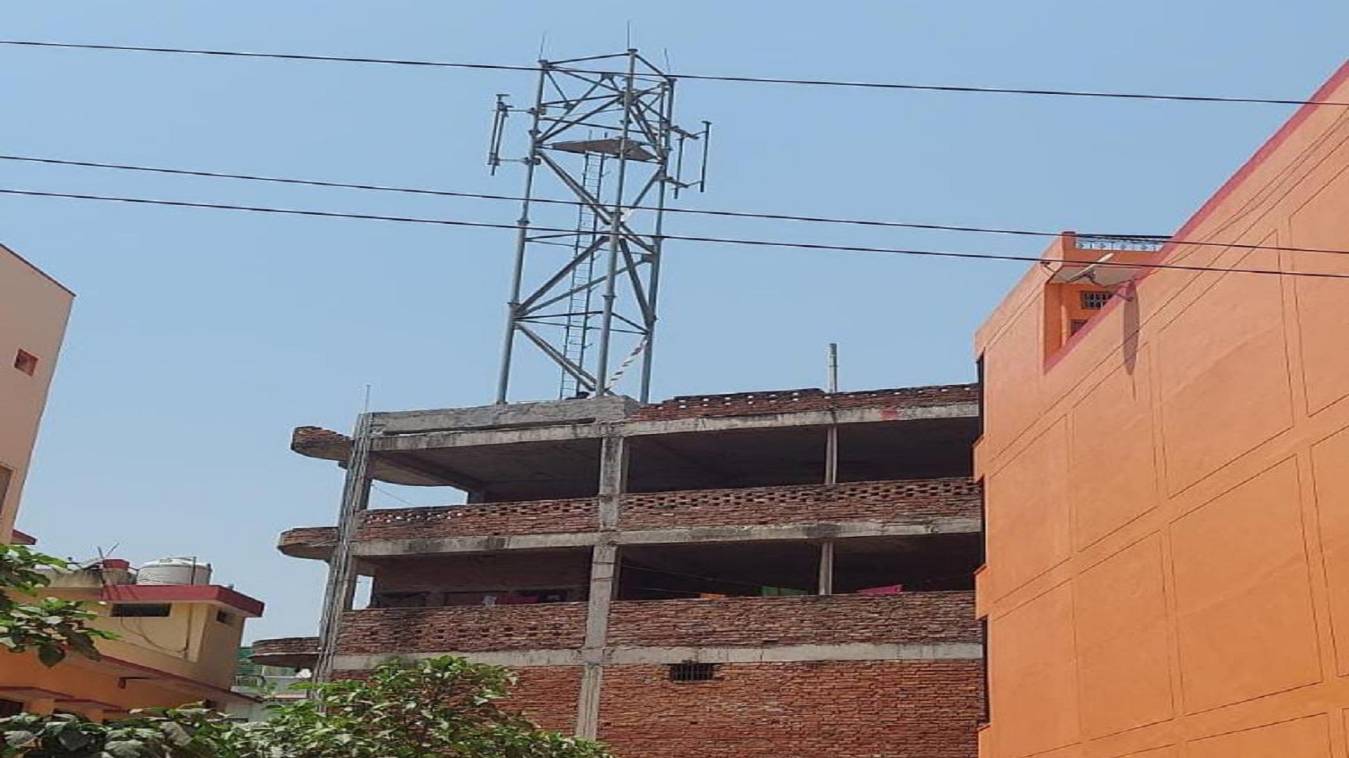 नियमों को ताख पर रखकर तन रहे मोबाइल टावर