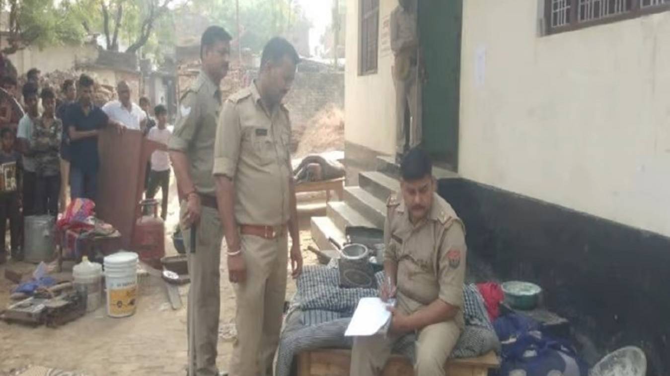 कोर्ट के आदेश पर आजमगढ़ में पूर्व विधायक सीपू हत्याकांड में फरार आरोपियों के घर पुलिस ने की कार्रवाई