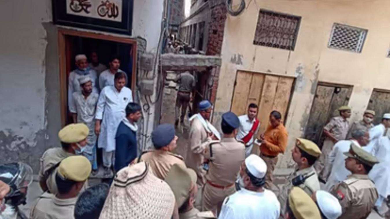 वाराणसी में साड़ी फिनिशिंग के कारखाने में लगी भीषण आग, पिता-पुत्र समेत 4 की दर्दनाक मौत 