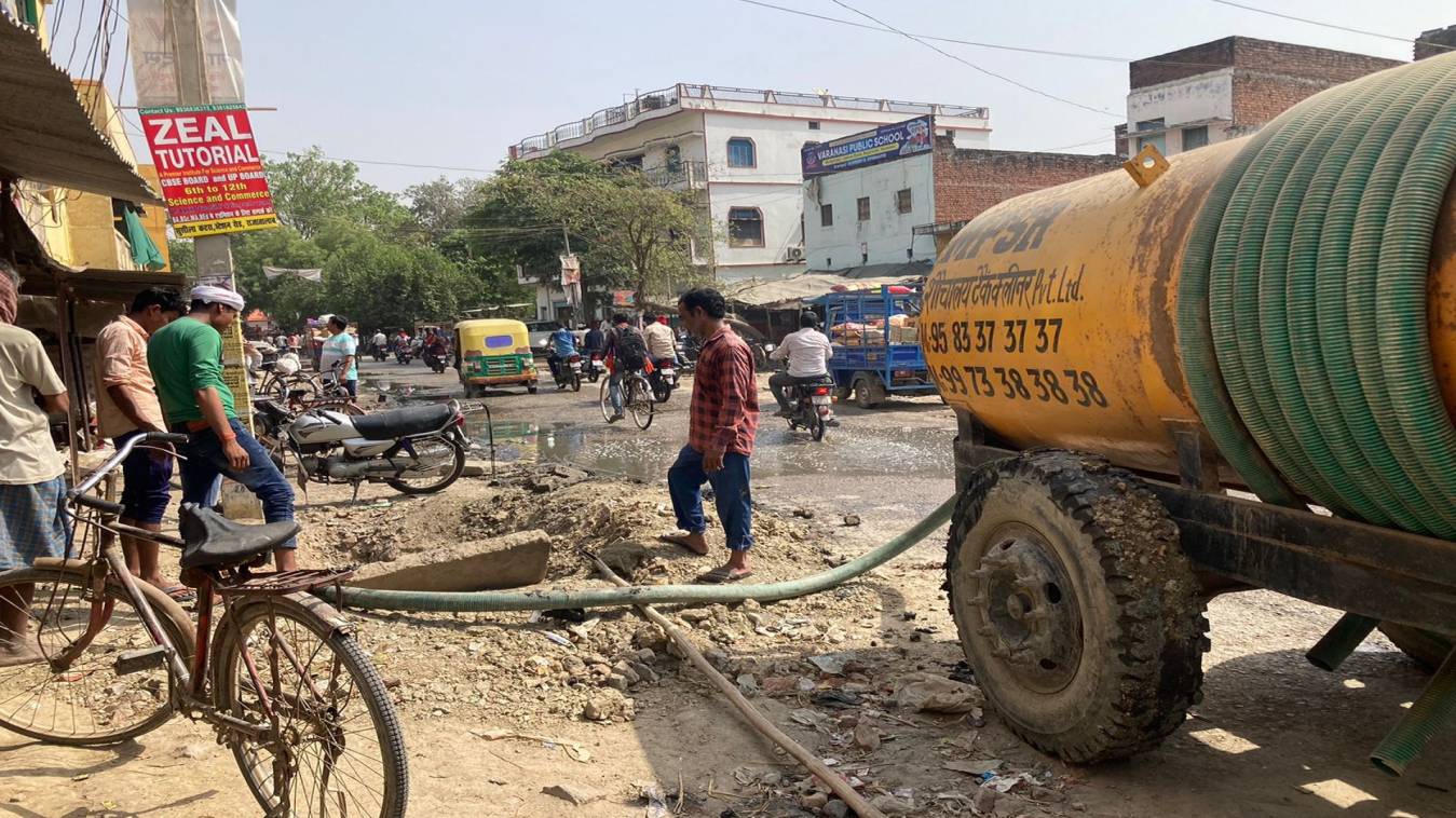 बाट किसकी जोहनी, नागरिकों ने खुद की सफाई की बोहनी