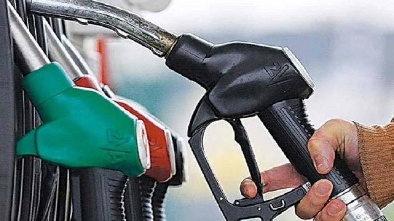 पेट्रोल-डीजल के बढ़ती कीमतों पर लगा लग़ाम, लोगों को मिली राहत 