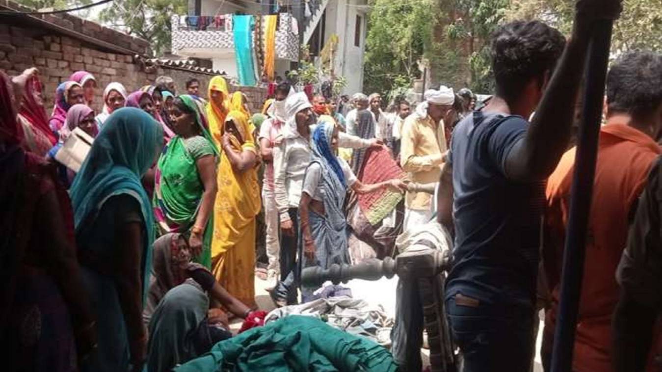 ब्यूटी पार्लर संचालिका को सहेली ने ही फावड़े से गला काट डाला 