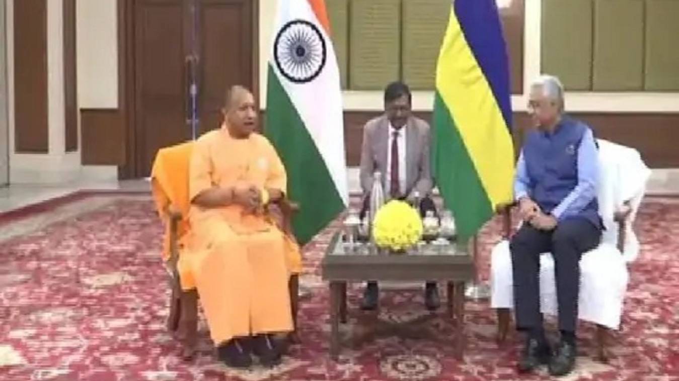 वाराणसी में मॉरिशस के पीएम के साथ सीएम योगी ने की बैठक, दोनों देशों के आधिकारिक प्रतिनिधि भी रहे मौजूद
