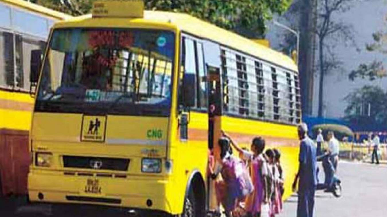 मासूमों की जान से खिलवाड़, मूक बधिर चला रहा था स्कूल बस