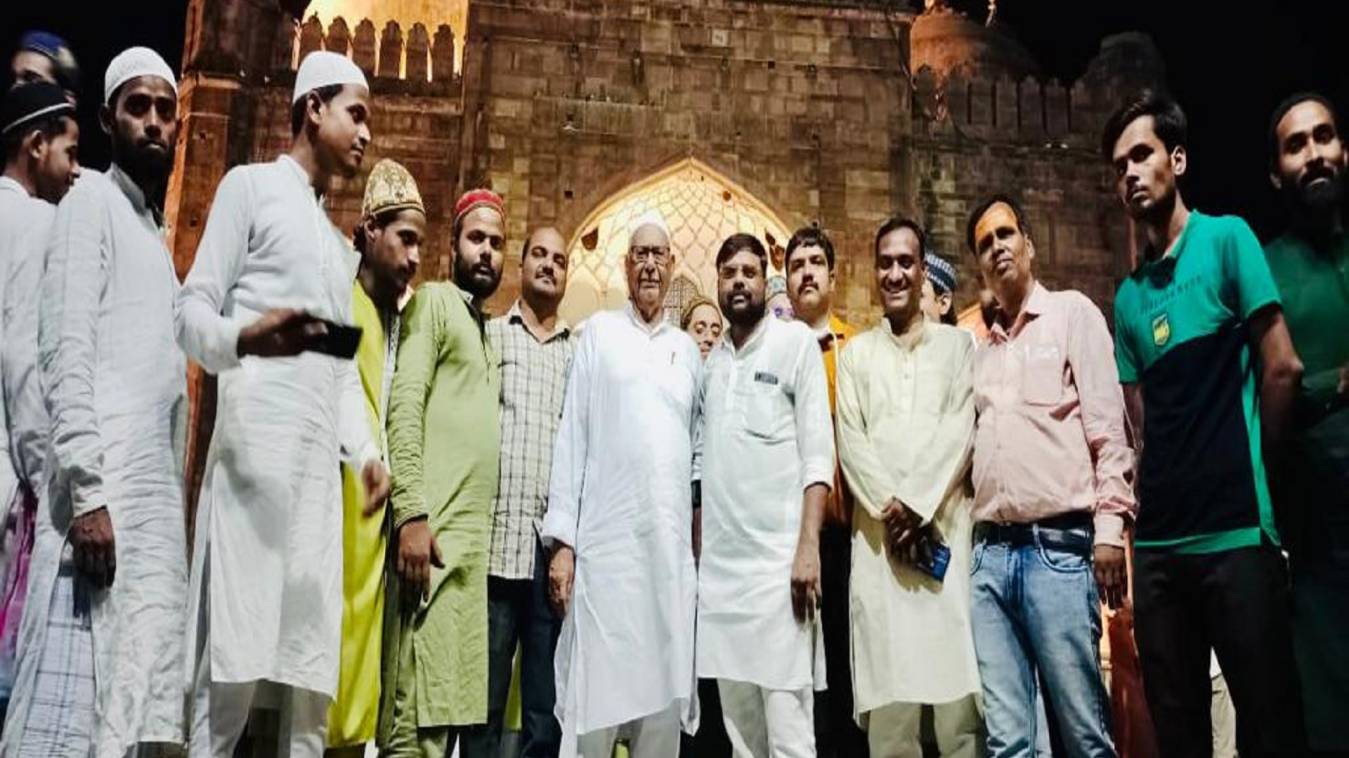 बिखरते सामाजिक रिश्तों के बीच मेल-मोहब्बत की इफ़्तार पार्टी