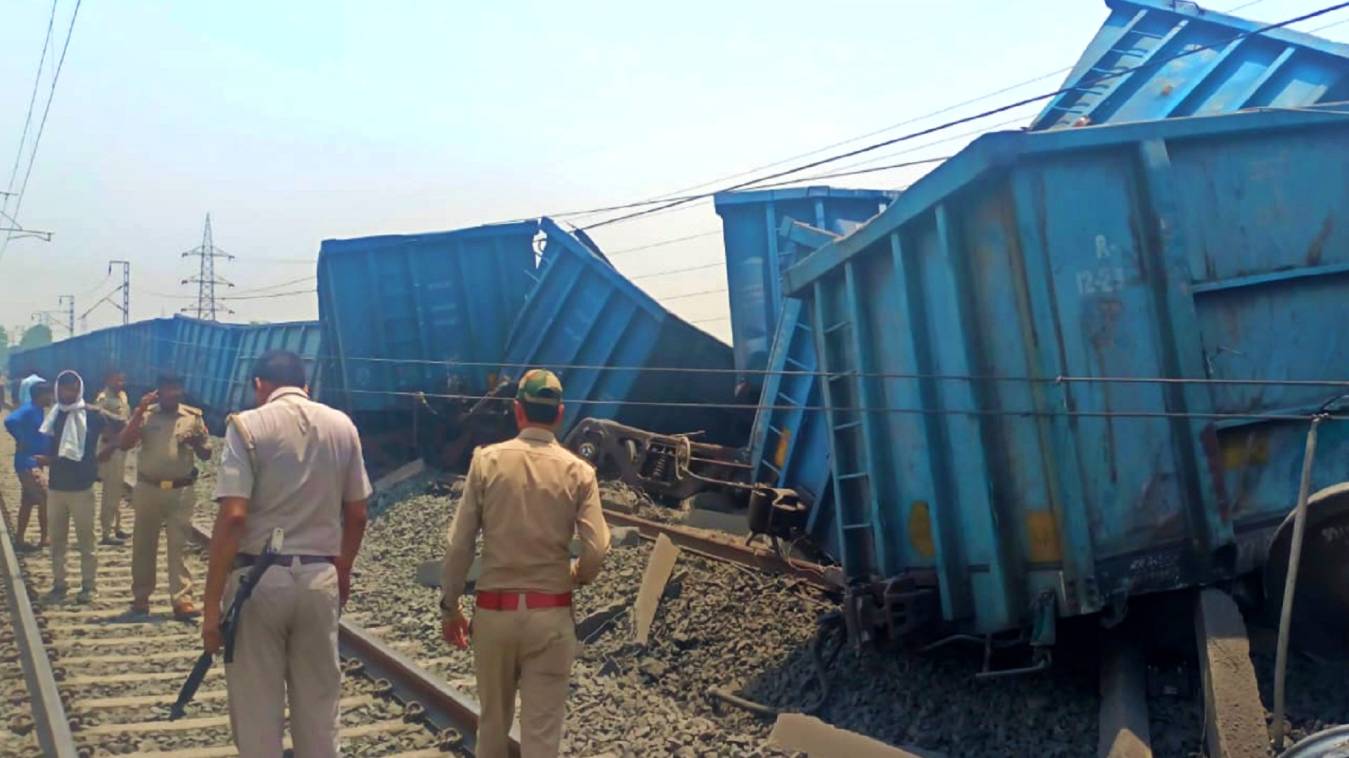 डेडीकेटेड फ्रेट कॉरिडोर पर कोयले से लदी मालगाड़ी पलटी, रेल रुट पर आवागमन पूरी तरह से ठप