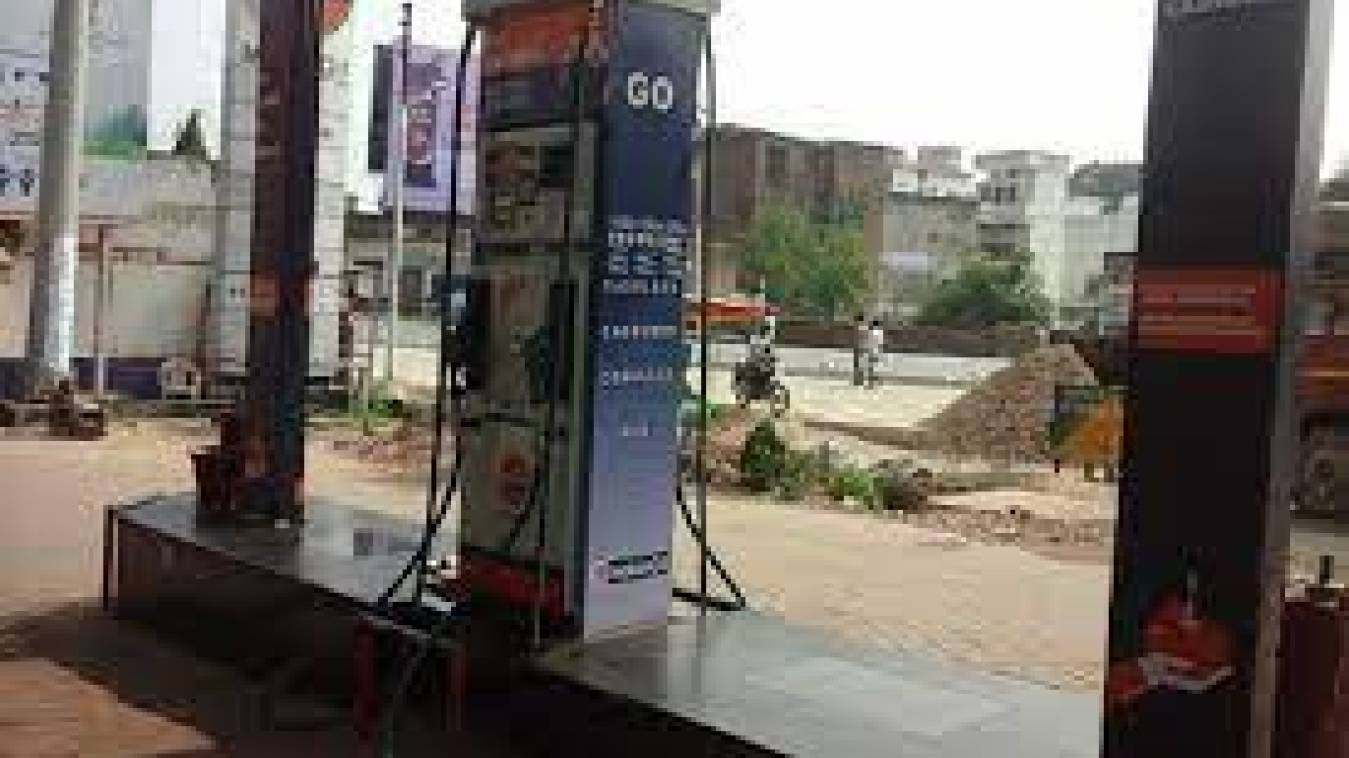 पेट्रोल की किल्लत, कई पंप रहे बंद