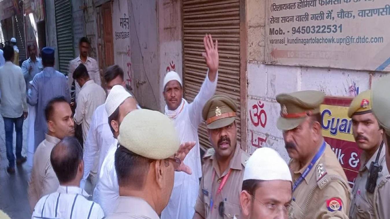  ज्ञानवापी मस्जिद सर्वे के लिए पहुंची टीम, कोर्ट के आदेश के बाद भी दोनों पक्षों के बीच जमकर नारेबाजी