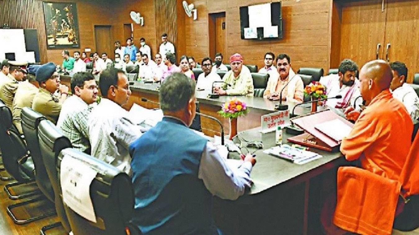 सीएम योगी ने समीक्षा बैठक में अधिकारियों दिए सख्त निर्देश, कहा-गरीब को छेड़ना नहीं है और माफिया को छोड़ना नहीं है