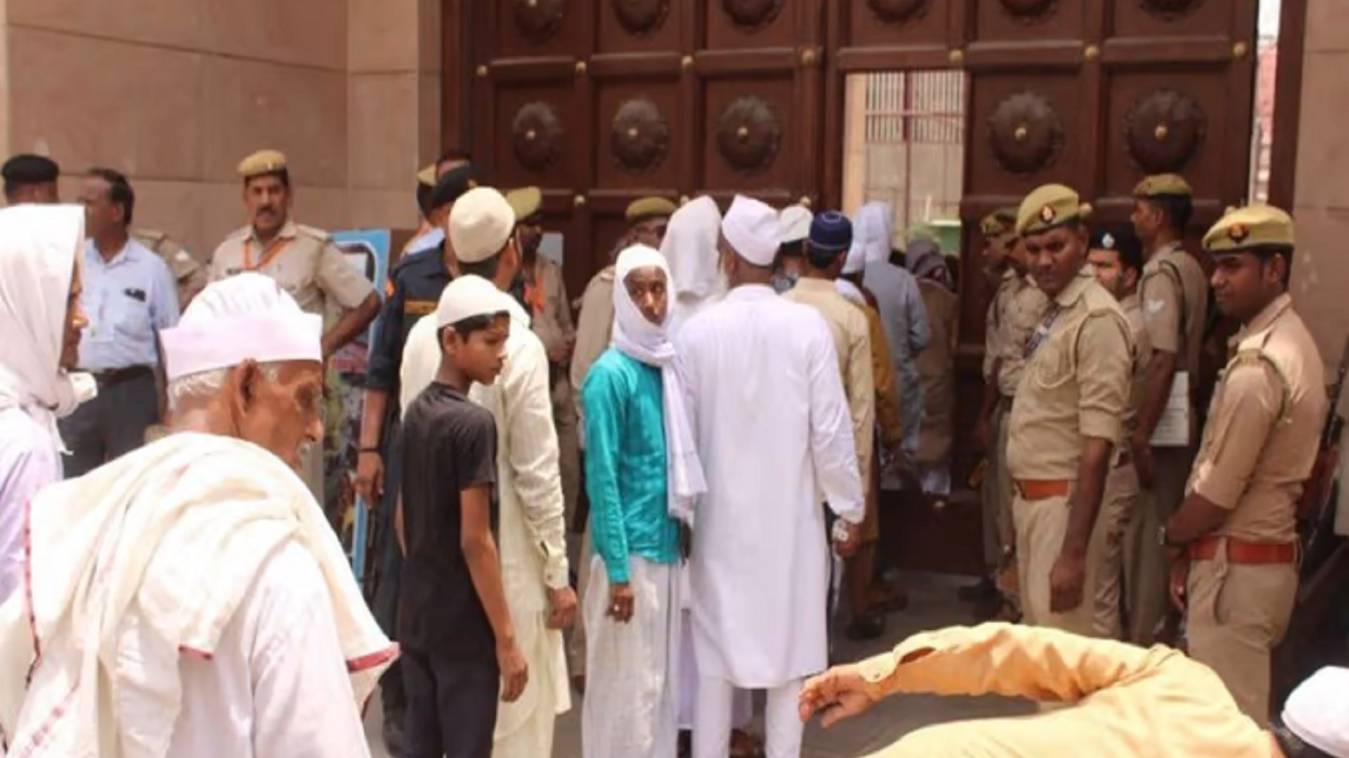 अपील के बाद भी जुमे की नमाज अदा करने पहुंचे ज्यादा संख्या में लोग