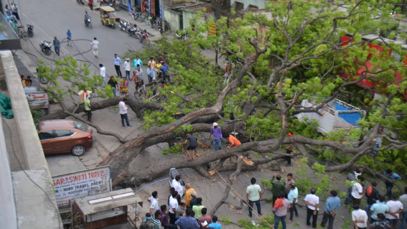 आफत बनकर आई धूल भरी आंधी ने जमकर मचाई तबाही