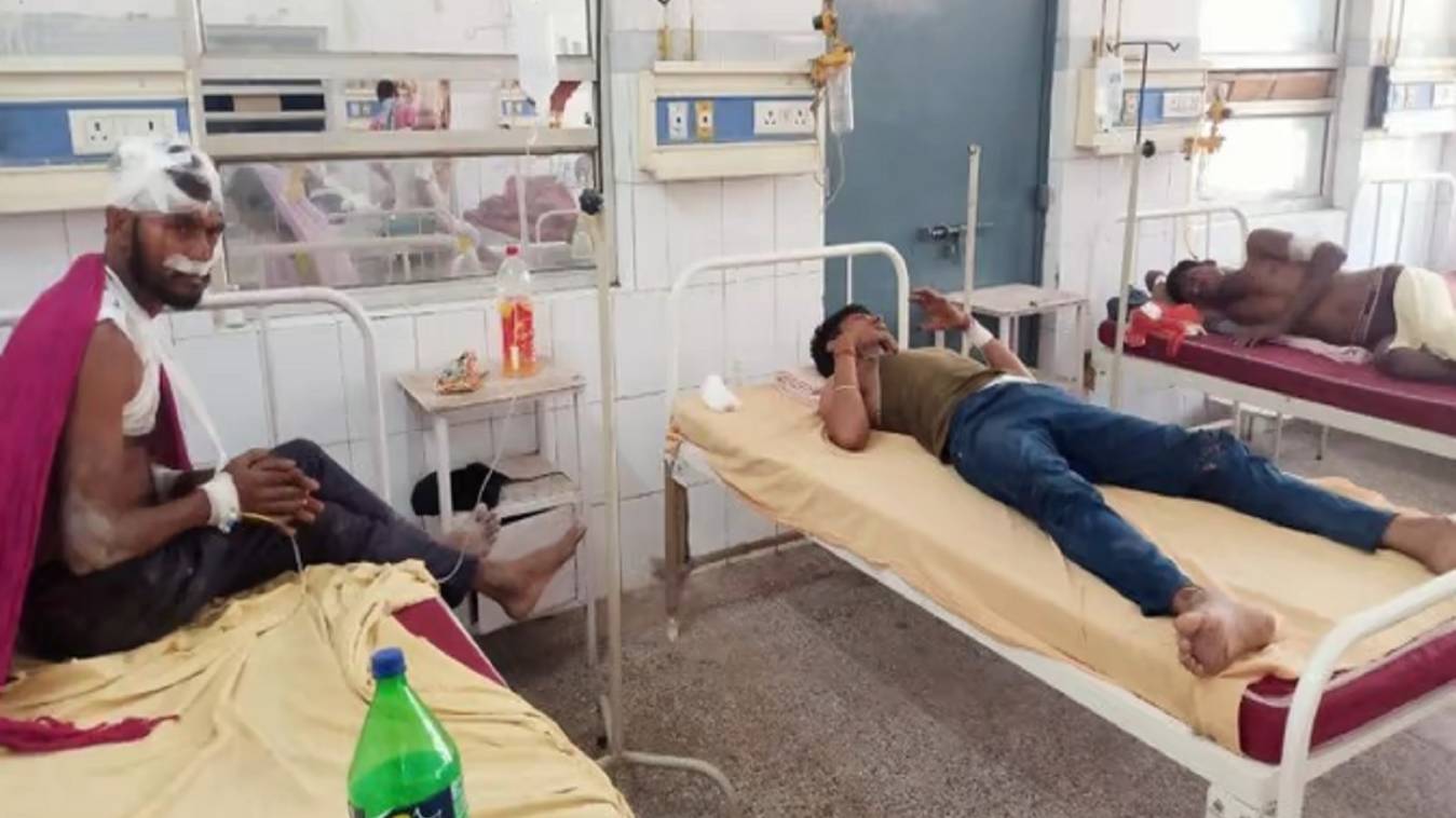 हाईवे किनारे सो रहे मजदूरों को वाहन ने रौंदा, एक की मौत, 8 गंभीर रूप से घायल 